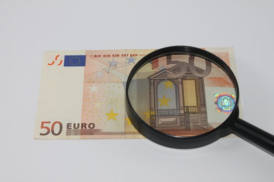 50 Euros under manifying glass