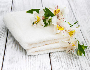Fototapeta na wymiar Spa towels and alstroemeria flowers