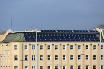 budynek mieszkalny z panelami słonecznymi na dachu.