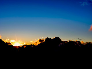 Sonnenuntergang hinter den Bergen