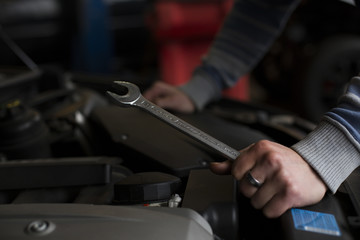 Ein Mechniker in der Werkstatt repariert das Auto