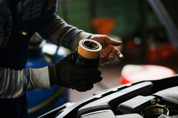Ein Mechniker in der Werkstatt tauscht Öl aus