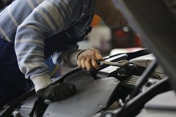 Ein Mechniker in der Werkstatt repariert das Auto