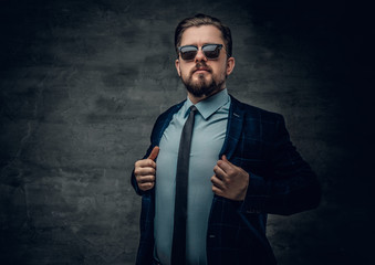 Fototapeta premium A man dressed in a jacket, bow tie and sunglasses.