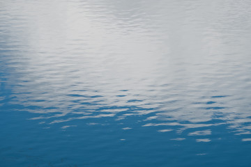 eau reflet calme étang lac ciel ondulation h2o matière nuage