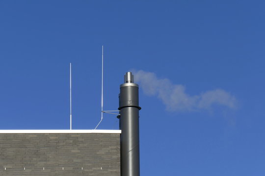 Au&szlig;enkamin an einem Geb&auml;ude