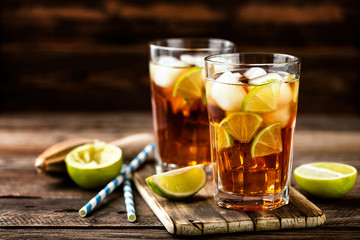 Cocktail de thé glacé Cuba Libre ou Long Island avec boissons fortes, cola, citron vert et glace en verre, longdrink froid