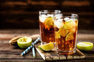 Photo sur Plexiglas Cocktail Cocktail de thé glacé Cuba Libre ou Long Island avec boissons fortes, cola, citron vert et glace en verre, longdrink froid