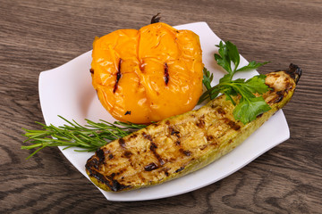 Grilled zucchini with pepper