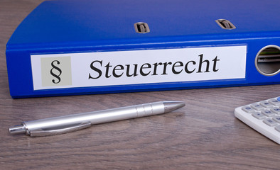 Steuerrecht Ordner im Büro beim Steuerberater