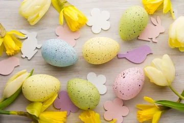 Gordijnen Easter and spring decoration, flowers and eggs. © gitusik