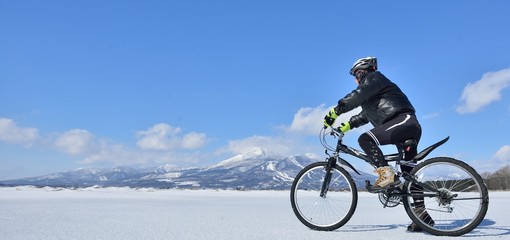氷結の湖畔をマウンテンバイクで走る