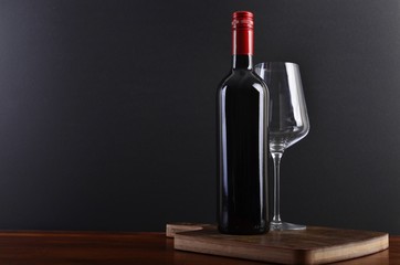 Fototapeta na wymiar Red wine on board with glass