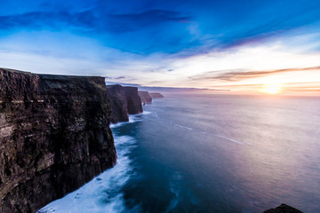 Irland und die Klippen von Moher mit toller Wolkenstimmung beim Sonnenuntergang