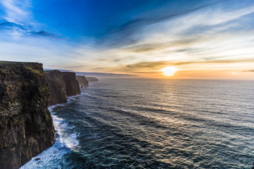 Irland und die Klippen von Moher mit toller Wolkenstimmung beim Sonnenuntergang