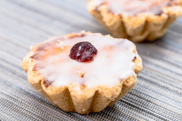 Marzipangebäck mit Zuckerglasur und kandierter Kirsche