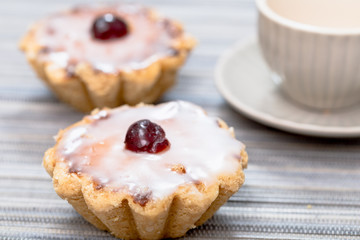 Marzipangebäck mit Zuckerglasur und kandierter Kirsche