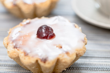 Marzipangebäck mit Zuckerglasur und kandierter Kirsche