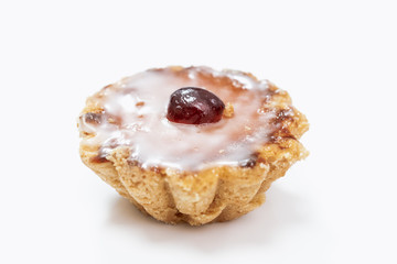 Marzipangebäck mit Zuckerglasur und kandierter Kirsche