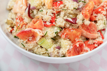 Quinoa Salat mit Blutorangen, Radiccio, Gurke und Oliven