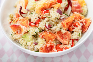 Quinoa Salat mit Blutorangen, Radiccio, Gurke und Oliven