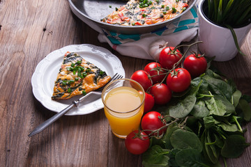 Frittata with spinach, tomatoes and cheese