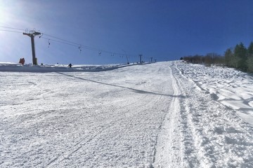 pista da sci con skilift
