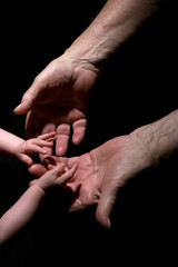 Fototapeta na wymiar Baby Hand - Urgroßvater Hand-Generationen