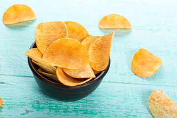 potato chips in a clay plate