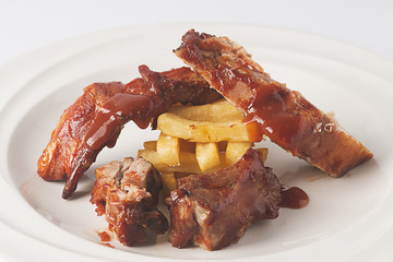Costillas a la barbacoa con patatas fritas 