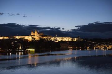 Obraz premium Atardecer desde Karluv Most, Praga