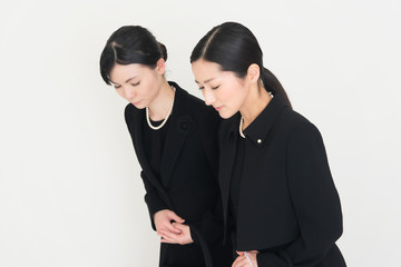 喪服を着た女性