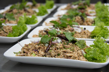  Spicy minced pork salad with dried chili and garnished with mint.