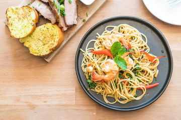 stir-fried spicy spaghetti with shrimp