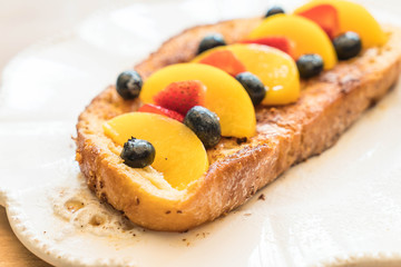 french toast with peach, strawberry and blueberries