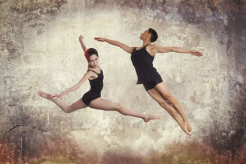 Fototapeta na wymiar Young couple of modern ballet dancers