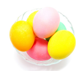Fototapeta na wymiar Colorful easter eggs isolated in bowl