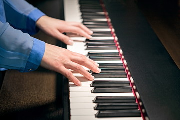 Obraz premium female hands playing the piano