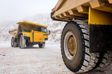 Obraz premium Big yellow mining truck