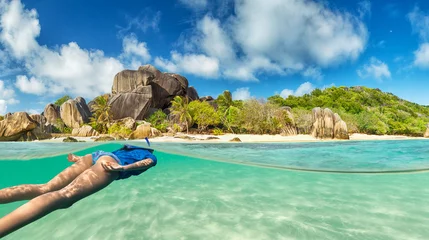 Photo sur Plexiglas Plonger Young woman snorkeling on tropical beach