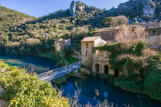Veduta panoramica del piccolo borgo medievale di Stifone sul fiume Nera 