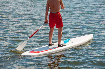 legs man practicing paddle 02