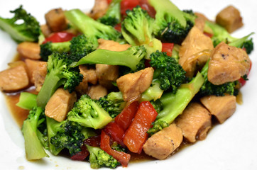 Pollo con brócoli y pimeintos rojos.