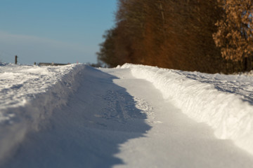 Fototapeta na wymiar Breda hjulspår i snö