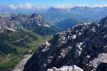 Fototapeta na wymiar Traumhafte Alpen Aussicht ins Gadertal und Puez Geisler Naturpark / Kulfuscg und Fanes Gruppe