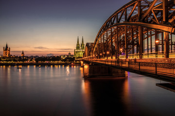 Hohenzollernbrücke Köln mit Blick auf den Dom