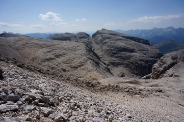 Geröll und Felsen auf karger Sella Hochfläche / Blick Richtung Pordoi Bergstation 