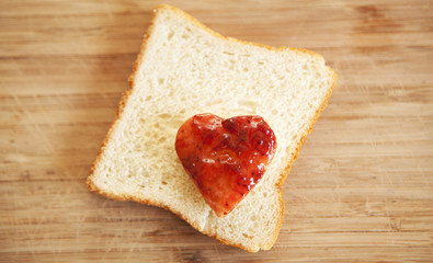 tartine cœur de confiture