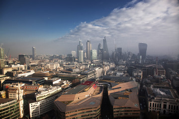 Obraz premium widok z dachu na Londyn w mglisty dzień z katedry św. Pawła w Wielkiej Brytanii