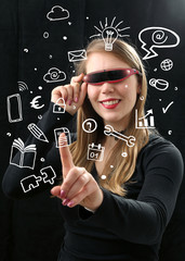 Junge Frau mit Cyberbrille -  Zukunft  der Ausbildung E-Learning